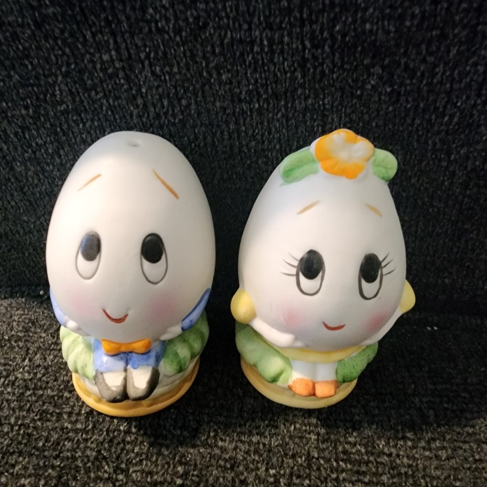 Vintage EGG Salt Pepper Shakers Anthropomorphic Mr Mrs Humpty Dumpty